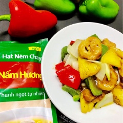 Cho mì căn xào chua ngọt ra dĩa dùng với cơm nóng. Mì căn thấm gia vị, ớt chuông giòn giòn thơm ngon... bén cơm lắm nha!