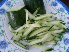 Dưa leo thái sợi nhỏ.