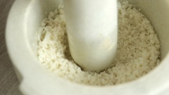 Chia hạt bắp đã bào ra làm nhiều phần, cho vào cối giã nhuyễn mịn. Gạo nếp ngâm 4 tiếng cho mềm, để có 300gr gạo nếp ngâm bạn dùng khoảng 180-200gr gạo nếp khô. Cho gạo nếp vào cối giã nhuyễn mịn. Nếu muốn tiết kiệm thời gian bạn có thể cho gạo và bắp vào máy xay thực phẩm xay nhuyễn nát là được.