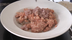 Làm nhân chả lụi: Rửa sạch, xay nhuyễn/ băm nhỏ tôm đất. Trộn đều tất cả nguyên liệu gồm tôm đất xay nhuyễn, thịt xay, hành tím, ½ muỗng cà phê ớt băm, tỏi băm. Nêm chả lụi với ít tiêu, 1 muỗng cà phê đường, 1 muỗng cà phê nước mắm, bột ngọt. Để cho chả lụi đẹp mắt hơn thì cho thêm màu điều vào.