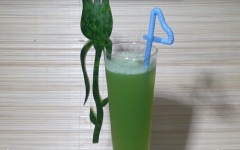 Cuối cùng, cho mật ong vào, khuấy đều là thức uống đã hoàn thành. Mời cả nhà thưởng thức nhé!