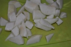 Lê gọt vỏ, cắt làm những khối vuông cỡ ngón tay cái, bỏ hột. Cho 10g bơ vào chảo nấu tan ra, cho lê vào nấu rồi rắc 200g đường và vani vào nấu với lửa vừa. Đến khi lê đã gần chín mềm bạn tăng lửa lớn lên để mứt chuyển sang màu vàng rồi tắt bếp, để nguội.