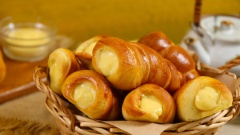 Bánh mì xoắn ốc có thể ăn nóng hoặc lạnh, dùng kèm kem trứng. Mùi bánh mì thơm bơ hòa quyện cùng lớp kem trứng béo ngọt sẽ gợi lại cho bạn nhiều ký ức tuổi thơ tuyệt vời và nó cũng là một món ăn vặt ngon lành cho lũ trẻ nhà bạn đấy.