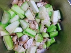 Đun nóng dầu, phi hành tím thật vàng thơm, sau đó cho mướp vào xào. Tiếp tục thêm nấm rơm và hạt nêm vào nồi.