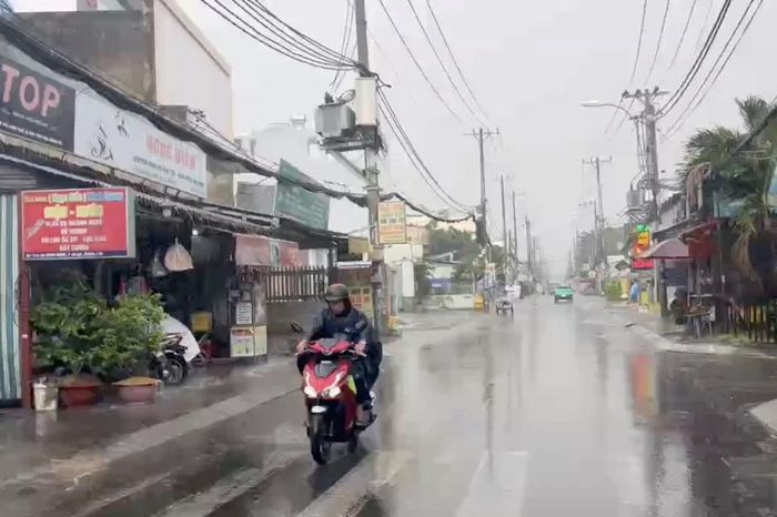 hố loang nước Mưa đầu mùa xối xả ở TPHCM, phố loang nước, người ướt sũng - Báo Tiền Phong