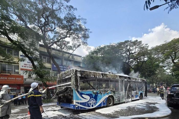 Cháy xe buýt trên phố Lý Thường Kiệt, hành khách kịp thời thoát nạn - Chuyên trang An Ninh Thủ Đô - Báo Công an nhân dân