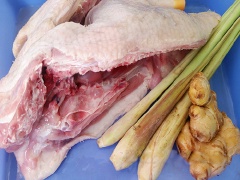 Gừng, sả rửa sạch thái lát hoặc thái sợi.