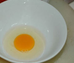 Trứng gà đập ra chén, cho 1/2 muỗng canh nước mắm, 1/4 muỗng cà phê bột ngọt, đánh tan.