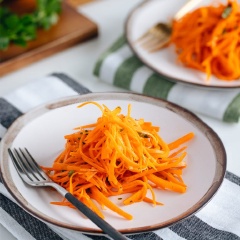 Chẳng mất vài phút là bạn đã có ngay một dĩa salad cà rốt kiểu Nhật tươi ngon, giòn sựt hấp dẫn để làm món ăn kèm trong bữa cơm rồi. Nhanh tay vào bếp và chuẩn bị ngay một dĩa salad cà rốt này nhé.