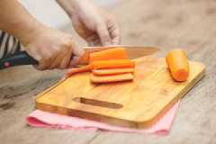 Khoai tây rửa sạch, luộc sơ, lột vỏ, cắt miếng vừa ăn. Cà rốt gọt vỏ, rửa sạch, cắt hạt lựu vừa ăn.