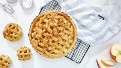 Bánh táo nướng - Apple pie là một trong những món bánh cơ bản mà bất cứ bạn nào thích làm bánh đều muốn thử một lần, cách làm bánh táo đơn giản nhưng mùi vị và hương thơm bánh mang lại rất hấp dẫn thơm ngon. Đặc biệt, bạn có thể thay đổi nhiều loại nhân mặn ngọt khác nhau như thơm, đào, xúc xích,...theo sở thích nhé, cùng làm ngay những chiếc bánh xinh xắn cho bạn bè, gia đình mình thưởng thức thôi.