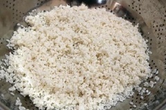 Đậu xanh không vỏ ngâm 3 tiếng rồi đem đồ chín với 1/4 muỗng cà phê muối. Gạo nếp vo sạch ngâm 4-6 tiếng, vớt ra rổ để ráo nước.