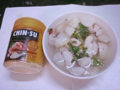 Múc canh khoai sọ ra tô cho rau ngổ cắt sợi vào. Món ăn đơn giản, ngọt thanh từ hạt nêm tôm Chinsu, mùi thơm rau ngổ, vị bùi khoai sọ hòa quyện cùng thịt giò sống dai dai, ngọt nước. Còn chờ gì mà bạn không nhanh tay lưu ngay công thức lại nào.