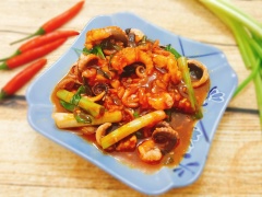 Thịt bạch tuộc dai, ngọt. ngấm gia vị thật hấp dẫn. Món bạch tuộc xào chua ngọt dùng với cơm nóng vào những ngày mưa là tuyệt vời nhất đó nha.