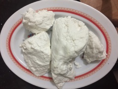 Làm bột gói bánh theo tỉ lệ 3:1 mua ngoài chợ. Hoặc dùng bột khô tuy nhiên gói bột nước là tốt nhất. Nếu dùng bột khô pha với nước. Rửa sạch lá chuối để ráo nước, rồi hơ qua với lửa hoặc phơi nắng cho mềm khi gói sẽ dễ hơn và không bị rách. Dọc cuống lá và lau sạch lá để gọn vào rổ.