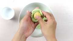 Tạo màu cho vỏ chè trôi nước: màu đỏ lấy từ 50gr ruột gấc, màu cam lấy từ 15gr ruột gấc pha với 50ml sữa tươi không đường, màu xanh lấy từ 30gr bột trà xanh pha với 50ml sữa tươi không đường, màu tím lấy từ 100gr khoai lang tím luộc chín, và màu trắng tự nhiên. Chia khối bột ra thành 5 tô có các cục nhỏ bằng nhau, thêm màu vào từng tô rồi nhào cho màu lên đều. Những màu tạo ra từ nước như màu xanh và cam có thể sẽ hơi nhão nên bạn cứ cho thêm bột khô vào nhàu đến khi cục bột mịn, không còn nhão và dính tay là được. Vo tròn từng cục bột, ấn dẹt mỏng rồi cho nhân đậu xanh vào chính giữa gói lại. Làm lần lượt từng màu cho đến hết.