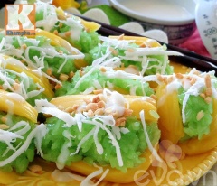 Rang chín đậu phộng, giã hơi nhỏ. Rắc đậu phộng, dừa nạo lên trên là có thể thưởng thức được rồi.