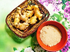 Gừng nên chọn những củ còn tươi và to, không quá non cũng không cá già. Đem gừng rửa sạch gừng sau đó đem cạo sạch vỏ.
