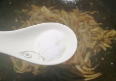 Cho nấm đùi gà vào xào cùng, nêm vào 2 muỗng cà phê nước tương, 1 muỗng cà phê dầu hào, 1/3 muỗng cà phê muối và 1 muỗng cà phê đường, xào nấm đùi gà khoảng 2-3 phút cho nấm xào chín và ngấm đều gia vị thì tắt bếp.