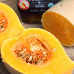 Bật lò nướng ở 400 độ F. Bí đỏ gọt vỏ, rửa sạch, cắt thành khối vuông nhỏ, cho vào một cái tô lớn, trộn đều cùng dầu olive, siro đường, muối, tiêu. Cho vào khay nướng, đậy lại bằng giấy bạc và nướng 25 phút, sau đó bạn lấy khay ra, bỏ giấy bạc và nướng thêm 15 phút nữa.