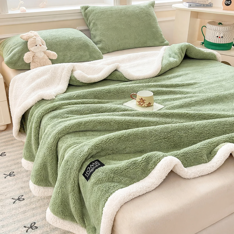 Double-layered wool blanket made of lambswool fleece