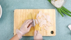 Sơ chế thốt nốt: Thốt nốt tươi mua về lột bỏ vỏ lụa, rửa sạch bằng nước muối pha loãng cho hết nhớt. Thái dày khoảng nửa cm dọc theo quả. Nếu dùng thốt nốt bóc sẵn thì bỏ phần nước ngâm, rửa qua với nước rồi để ráo. Nấu tan 100g đường phèn với 100ml nước và 2 lá dứa, để nguội. Ngâm phần thốt nốt đã sơ chế vào hỗn hợp nước đường trong khoảng 1 tiếng cho thốt nốt dẻo.