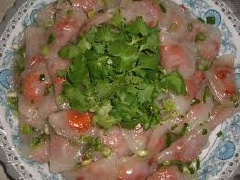 Cho nước chấm vào đĩa bánh bèo, thêm hành tím đã phi, hành lá, rau húng và rau mùi thái nhỏ và thưởng thức. Chúc bạn ngon miệng!