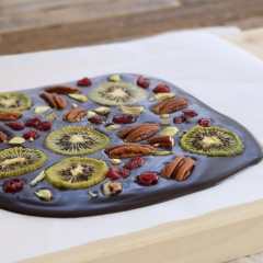 Đổ chocolate dàn đều lên một mặt phẳng đã lót sẵn giấy nến, đặt kiwi, dâu tây sấy, hạt dẻ cười và việt quất... lên mặt. Đợi đến khi các miếng chocolate khô hẳn thì dùng dao để cắt thành những mảnh hình vuông hay hình chữ nhật.