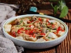 Món thịt gà chưng khoai sọ với cách chế biến đơn giản, không chút cầu kỳ. Được hấp thay vì chiên nên hoàn toàn hạn chế được những dầu mỡ có hại cho sức khỏe. Món ăn bùi bùi, béo béo này rất thích hợp cho những bữa cơm chiều của gia đình đấy!