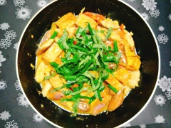 Tiếp theo cho 1/2 chỗ cà chua vào xào cùng, nêm 1 muỗng canh mắm tôm, 1 muỗng canh nước mắm, hạt nêm, đường và cho đậu hũ chiên vào cùng, xào cho nguyên liệu dậy mùi thơm thì cho nước dùng hoặc nước sôi xâm xấp mặt nguyên liệu là được. Đậy vung lại và om cho tới khi nguyên liệu chín mềm thì cho nốt chỗ cà chua còn lại vào cùng, nước rút cạn bớt và bạn có thể nếm lại cho vừa khẩu vị sau đó cho lá lốt, hành lá, tía tô và đảo đều là tắt bếp.