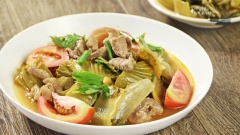 Gân bò được hầm mềm hòa quyện với dưa chua thanh nhẹ, ăn với cơm nóng thì bao nhiêu cơm cho đủ đây nhỉ. Vào những ngày trời lạnh, món ăn này chính là một gợi ý tuyệt vời cho bữa cơm gia đình đấy.