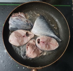 Đến khi dầu nóng thì cho cá ngừ vào và tao cho cá chín sơ mặt ngoài, săn thịt lại.