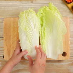 Cuộn cải: Cải thảo tách lấy các lá lớn bên ngoài. Chọn lá còn nguyên vẹn, không rách để dễ cuộn và đẹp mắt hơn. Trụng cải trong nước sôi có pha chút muối cho chín mềm, rồi vớt ra để ráo. Xếp từng lá cải xen kẽ nhau vào 1 chiếc chén sao cho phần lá cải bao lòng chén. Xếp khoảng 4-5 lớp để giữ nhân tốt hơn. Cho nhân thịt đã trộn ở trên vào chén, nén chặt để phần nhân kết dính thành khối. Gấp phần cải thừa vào sao cho kín mặt thịt.