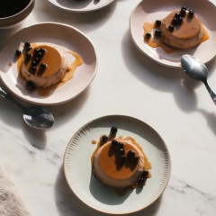 Khi ăn, bạn cho bánh flan lên phần caramel đã chuẩn bị, rưới trân châu đường đen lên và thưởng thức nhé. Hãy cảm nhận vị béo ngậy của bánh flan hòa quyện cùng chút đăng đắng của vị trà, lại còn được kết hợp cùng trân châu đường đen dẻo dai, ngọt dịu, thật sự rất tuyệt vời!