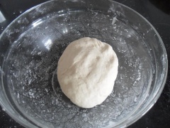Trộn đều 300g bột mì với 100g bột năng. Sau đó, cho từ từ nước vào và nhào bột thành khối mịn.
