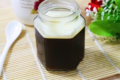 Khi ăn bạn lấy cà phê dẻo ra, múc 1-2 thìa sữa đặc cho lên trên và thưởng thức. Cà phê dẻo thơm, mát lạnh, cộng thêm vị ngọt béo của sữa đặc, thưởng thức trong tiết trời nóng bức thật là ngon.