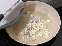 Cho chảo lên bếp cùng với 2 muỗng canh dầu ăn. Cho hành và tỏi vào chảo phi thơm.