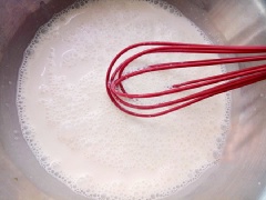 Tương tự bạn ngâm lá gelatine còn lại vào 100ml sữa tươi cùng 150ml kem tươi, 50g đường. Khuấy đều lên bếp để đường tan. Cho cốc chanh dây ra rồi đổ phần sữa lên rồi lại để ngăn mát thêm 2 giờ nữa.