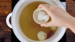 Nấu nước dùng phở bò khoảng 20 phút thì bạn vớt túi gia vị ra, nêm nếm nước lèo với 15gr muối, 15gr hạt nêm, 30gr đường phèn. Khuấy đều lên và để gia vị tan hoàn toàn có độ thơm và vừa miệng là hoàn thành.
