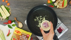 Bắc chảo lên bếp, cho vào 3 muỗng canh dầu ăn. Tiếp theo cho khoai môn vào chiên đến khi vàng giòn thì vớt ra để ráo dầu. Trên chiếc chảo đó cho 10gr tỏi băm, 10gr hành tím băm vào phi thơm. Tiếp theo cho cà chua cắt múi cau vào xào, cà chua mềm thì cho tiếp măng tươi và 1 muỗng canh đường vào xào lên 2 phút nữa thì tắt bếp.