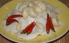 Bày ra đĩa và ăn cùng với cơm nè! Bạn cũng có thể dùng để nấu canh, kho cá, thịt đấy.