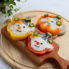 Vậy là món cơm nhồi ớt chuông trong hình dáng những khuôn mặt ngộ nghĩnh đáng yêu đã hoàn thành! Món ăn thường ngày nhàm chán trở nên sinh động hơn hẳn chỉ với những mẹo trang trí này đấy! Chút thay đổi trong cách chế biến mang lại món ăn mới bổ sung thực đơn bữa cơm gia đình thêm phong phú!