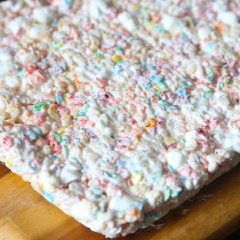 Tiếp tục đun chảy 2 chén kẹo marshmallow còn lại, trộn đều với ngũ cốc rồi cho ra khuôn chủ nhật, dùng vật nặng ép thật mạnh xuống để tạo thành một khối dài, cho vào ngăn mát tủ lạnh để 10-15 phút. Marshmallow đông lại là hoàn thành.