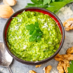 Cho sốt ra lọ thủy tinh, đậy kín nắp để bảo quản trong ngăn mát tủ lạnh. Sốt Pesto có thể được dùng để phết lên bánh mì sandwich, trộn salad hoặc có thể dùng chấm kèm với những món khai vị.