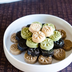 Xếp bánh cookie mè Hàn Quốc ra dĩa và thưởng thức cùng trà nóng sẽ rất ngon và giải ngấy rất tốt đó. Bánh này nên bảo quản trong lọ nhé sẽ dùng được khoảng 1 tuần. Rảnh rỗi các bạn có thể thực hiện cách làm bánh cookie mè Hàn Quốc này nha, cả gia đình sẽ rất là thích đó.