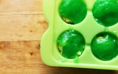 Múc hỗn hợp bột, thêm nhân đậu xanh vào. Cho một lớp bột năng lên trên nữa vào khuôn. Rắc đều mè trắng rang lên trên.