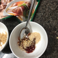 Pha sốt trộn miến: Trộn tương ớt Hàn Quốc, tương chua ngọt, 1 ít hạt nêm knor, 1 ít mè rang chín.