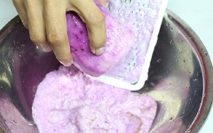 Khoai mỡ gọt vỏ, rửa sạch rồi đem mài nhuyễn.