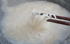 Nấu sẵn 1 nồi nước sôi với 1 muỗng cà phê dầu ăn. Cho ít bột vào khuôn ép bún, nhấn mạnh cho bún chảy vào nồi nước sôi.