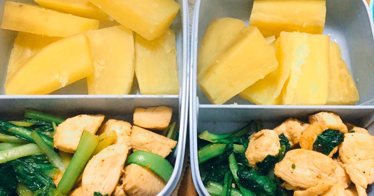 Chuẩn bị cơm cho cả ngày với eatclean gồm khoai lang hấp và ức gà xào cải xanh❤️